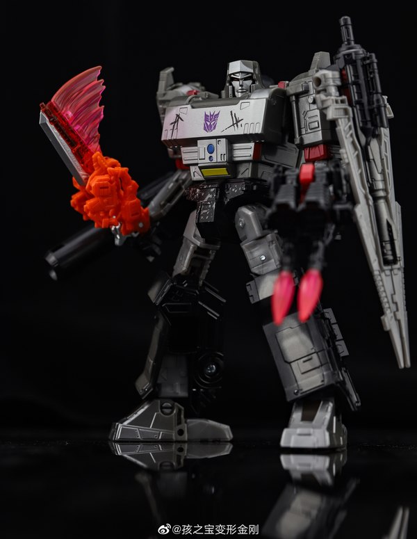 Netflix Megatron With Battlemasters Lionizer & Pinpointer In Hand Images Of WalMart Exclusive Set  (1 of 10)